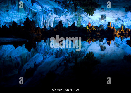 Stalaktiten, Stalagmiten und einem Kalkstein Stadtbild innerhalb der Rohrflöte Höhle, Guilin, China Stockfoto