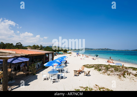 Strand und Strandbar an San Ciprianu, in der Nähe von Porto-Vecchio, Korsika, Frankreich Stockfoto