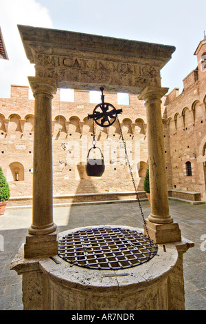 Alter Brunnen im Innenhof des Palazzo Chigi Saracini mit Micat in Vertice geschnitzt auf dem Türsturz Siena Italien Stockfoto