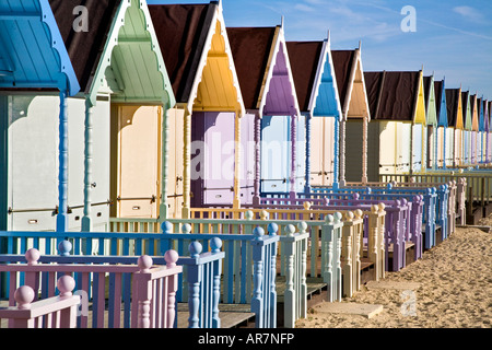 DIE NEUE STRANDHÜTTEN AN ALLEN WEST MERSEA ESSEX IN PASTELLFARBEN BEMALT Stockfoto