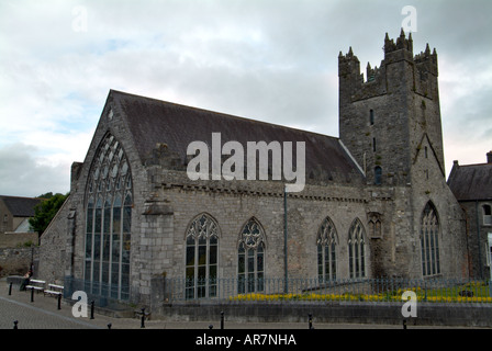 Grauen bewölktem Himmel über der schwarzen Abtei in Kilkenny Irland Stockfoto