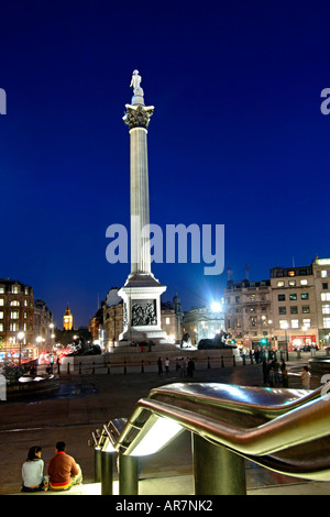 Trafalgar Square und Nelson Säule in London in der Abenddämmerung. Stockfoto