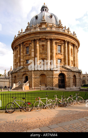 Fahrräder an den Zaun der Gebäude, die Häuser der Bodleian Library an der University of Oxford Radcliffe Kamera gekettet. Stockfoto