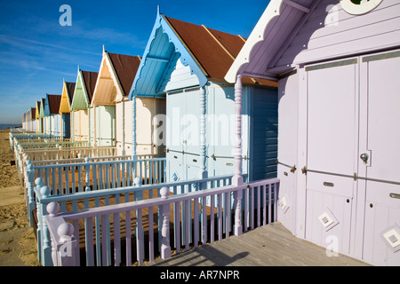 DIE NEUE STRANDHÜTTEN AN ALLEN WEST MERSEA ESSEX IN PASTELLFARBEN BEMALT Stockfoto