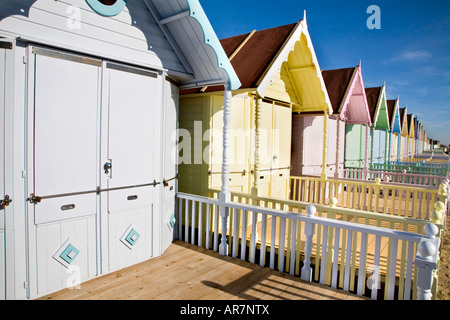 DIE NEUE STRANDHÜTTEN AN ALLEN WEST MERSEA ESSEX IN PASTELLFARBEN BEMALT Stockfoto