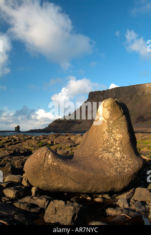 Rock, bekannt als die Riesen-Boot mit blauen Himmel und Wolken an die Giants Causeway Antrim-Nordirland Stockfoto