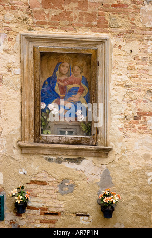 Schrein der Jungfrau Maria auf einer Wand in Montepulciano Toskana Stockfoto