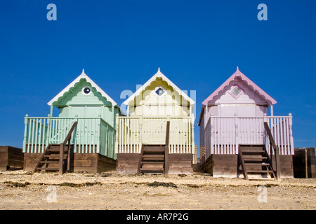 DIE NEUE STRANDHÜTTEN AN ALLEN WEST MERSEA ESSEX IN PASTELLFARBEN BEMALT Stockfoto