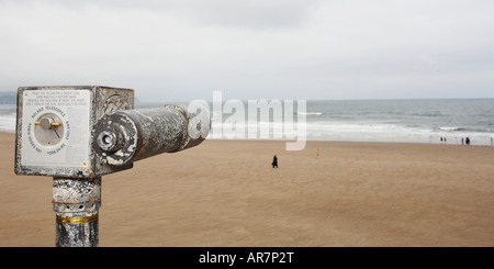 Suche-Teleskop am Meer Stockfoto