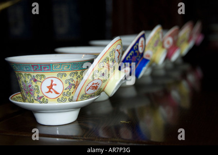 Teetassen platziert in einer Reihe an einer traditionellen Teezeremonie Hangzhou China Stockfoto