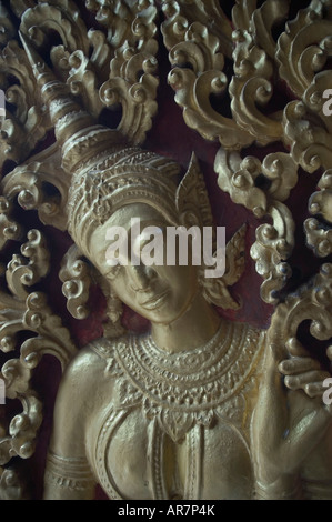 Bas-Relief Detail auf Tür von Xieng Wat Thong Luang Prabang, Laos Stockfoto