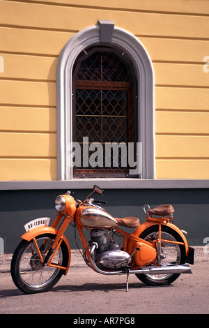 Ein 1948 Jawa Motorrad geparkt außerhalb eines Gebäudes in Roznava in der Ostslowakei. Stockfoto