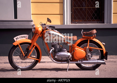 Ein 1948 Jawa Motorrad geparkt außerhalb eines Gebäudes in Roznava in der Ostslowakei. Stockfoto