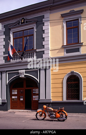 Ein 1948 Jawa Motorrad geparkt außerhalb eines Gebäudes in Roznava in der Ostslowakei. Stockfoto