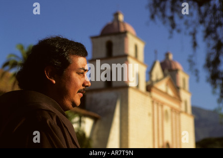 Ein Pater nimmt seinen morgendlichen Spaziergang außerhalb der Mission Santa Barbara in Santa Barbara, Kalifornien. Stockfoto