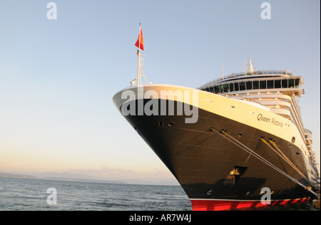 Cunard Kreuzfahrtschiff, Queen Victoria, angedockt in Puntarenas, Costa Rica, während ihrer ersten Weltreise. Stockfoto