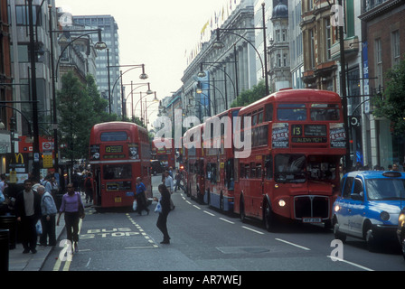 Route master Bus in Richtung nach unten Oxford Street in London. Stockfoto