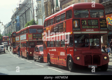 Strecke master Busse hinunter Oxford Street in London. Stockfoto