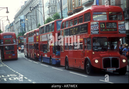 Strecke master Busse hinunter Oxford Street in London. Stockfoto