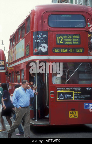 Route master Bus in Richtung nach unten Oxford Street in London. Stockfoto