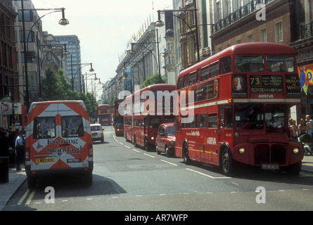 Route master Bus in Richtung nach unten Oxford Street in London. Stockfoto