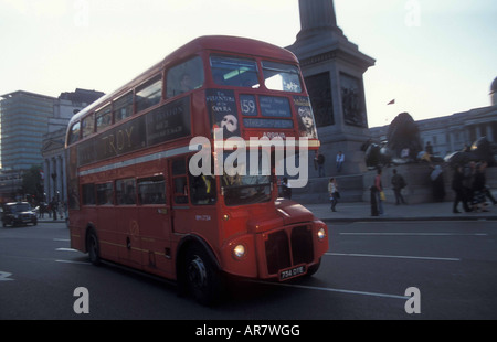 Strecke master Busse hinunter Trafalgar Square in London Stockfoto