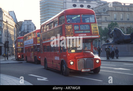 Strecke master Busse hinunter Trafalgar Square in London Stockfoto