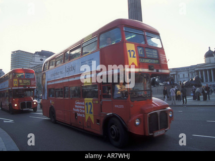 Route master Bus in Richtung nach unten Trafalgar Square in London. Stockfoto