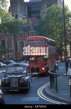 Route master Bus in Richtung nach unten Oxford Street in London. Stockfoto