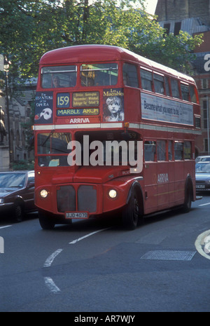 Route master Bus in Richtung nach unten Oxford Street in London. Stockfoto