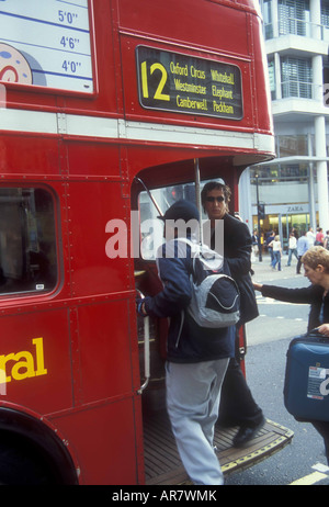 Route master Bus in Richtung nach unten Oxford Street in London. Stockfoto