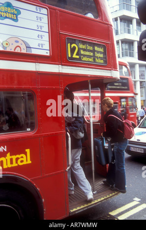 Einsteigen in einen Bus in Richtung nach unten Oxford Street in London. Stockfoto