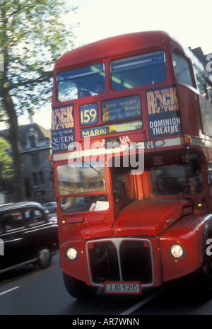 Route master Bus in Richtung nach unten Oxford Street in London. Stockfoto