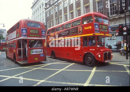 Route master Bus in Richtung nach unten Oxford Street in London. Stockfoto