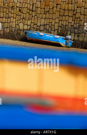 Boot vor Anker gegen die Hafenmauer bei Ebbe auf St Marys Insel Isles of Scilly England UK Stockfoto