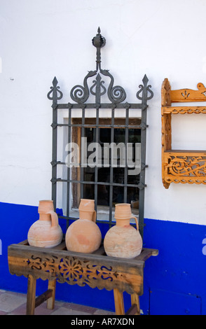 drei Krüge in der Nähe von Fenster "" Inn "Venta del Quichote", Puerto Lapice, La Mancha, Spanien Stockfoto