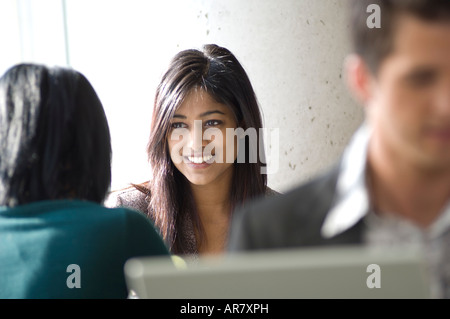 Junge ethnischen Geschäftsfrau im Gespräch mit Kollegen. Stockfoto