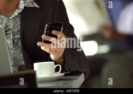 Städtischen Jungunternehmer mit PDA im Café. Stockfoto