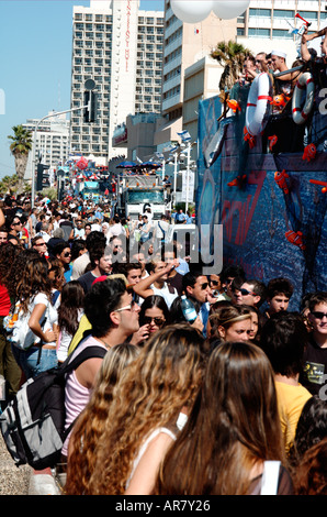 Die Menschenmenge und schwimmt auf der Loveparade Tel Aviv am Strand Oktober 2005 Stockfoto
