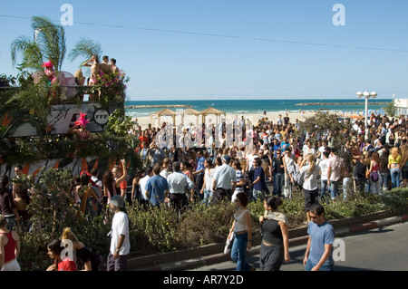 Die Menge an der Tel Aviv Love Parade am Strand Oktober 2005 Stockfoto