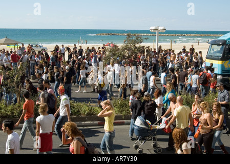 Die Menge an der Tel Aviv Love Parade am Strand Oktober 2005 Stockfoto