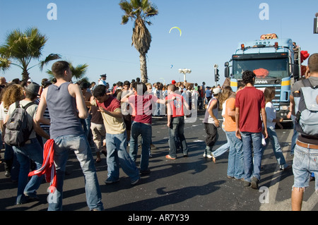 Die Menschenmenge und schwimmt auf der Loveparade Tel Aviv am Strand Oktober 2005 Stockfoto
