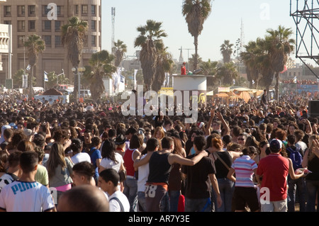 Die Menge an der Tel Aviv Love Parade am Strand Oktober 2005 Stockfoto