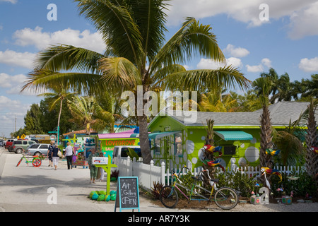 Bunte Geschäfte und Galerien auf Pine Island Road in Matlacha Florida an der südwestlichen Golfküste von Florida Stockfoto