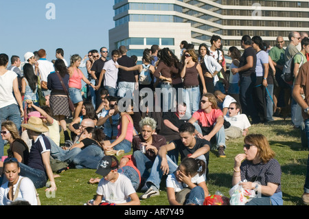 müden Masse ruht auf dem Rasen am Ende der Loveparade Tel Aviv am Strand Oktober 2005 Stockfoto