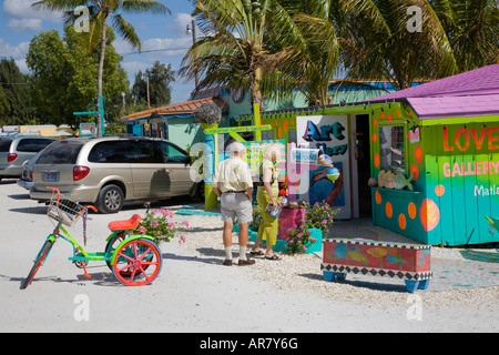 Menschen beim Einkaufen in farbenfrohen Geschäften auf Pine Island Road in Matlacha Florida an der südwestlichen Golfküste von Florida Stockfoto