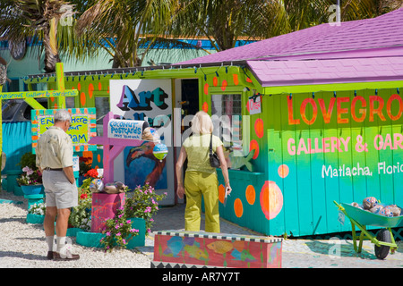 Menschen beim Einkaufen in farbenfrohen Geschäften auf Pine Island Road in Matlacha Florida an der südwestlichen Golfküste von Florida Stockfoto