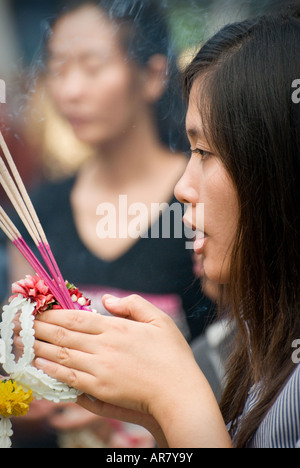Anhänger an den Erawan Schrein Bangkok Thailand A Brahman Schrein im großen Respekt von Thais Stockfoto