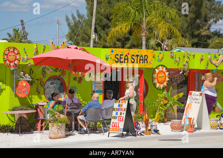 Bunte Geschäfte auf Pine Island Road in Matlacha Florida an der südwestlichen Golfküste von Florida Stockfoto