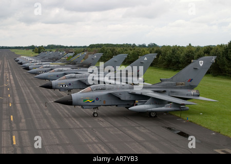Line-up von Flugzeugen der Royal Air Force Tornado auf dem Display an RAF Marham Stockfoto